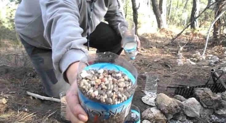 Επιβίωση: Φίλτρο νερού από φυσικά υλικά – Πως θα κάνουμε το ακάθαρτο νερό πόσιμο (βίντεο)